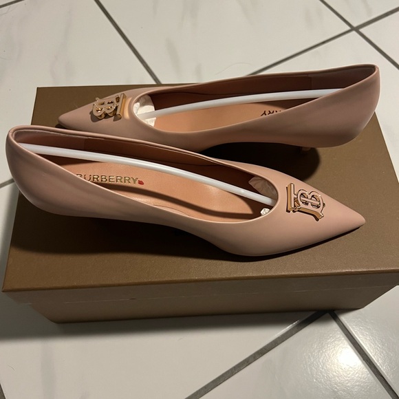 Burberry Pink Heels with Pointed Toe and Stiletto Heel - Picture 3 of 3